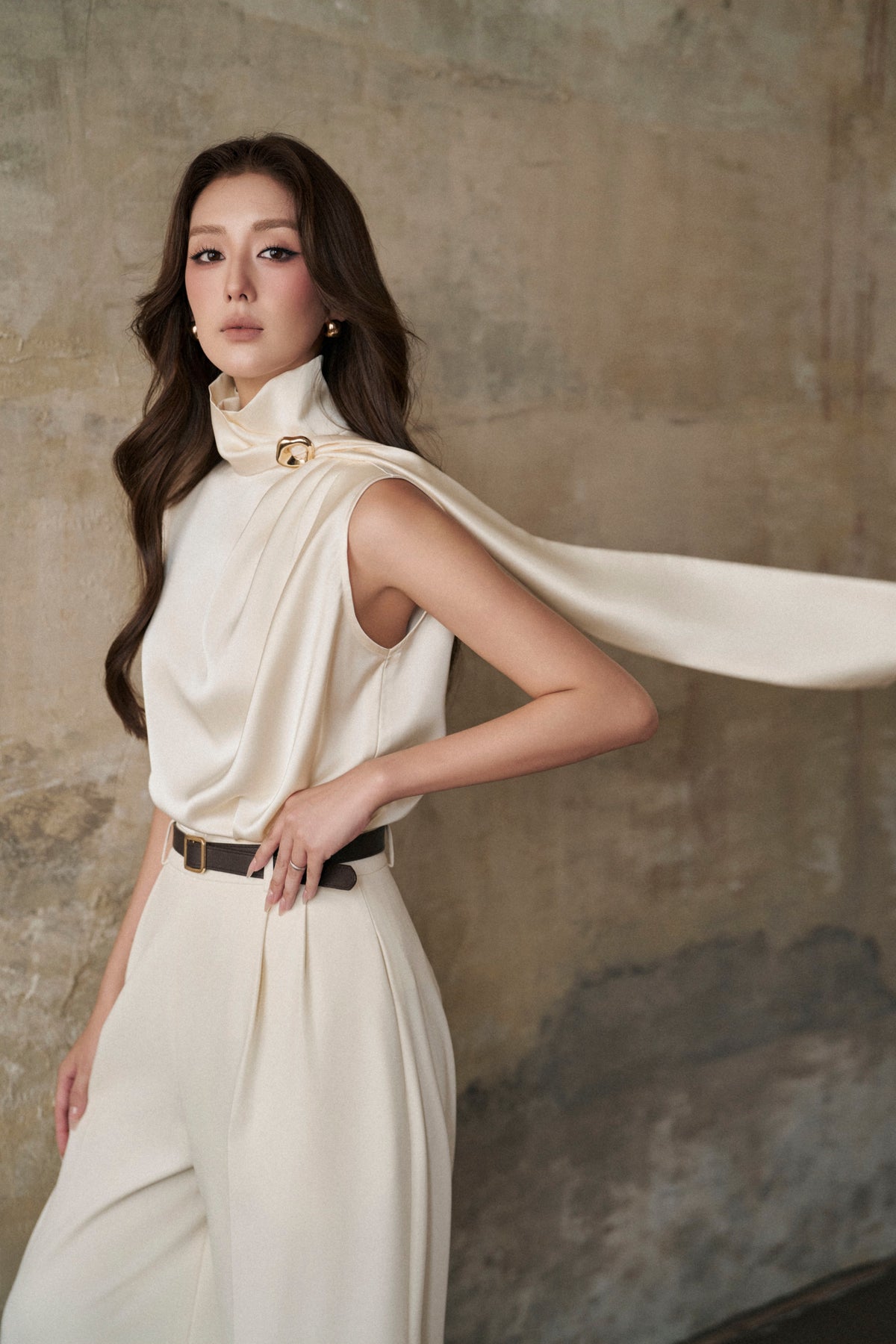 JEOR - ÁO LỤA TRẮNG KEM CỔ DRAPING KÈM TAG VÀNG