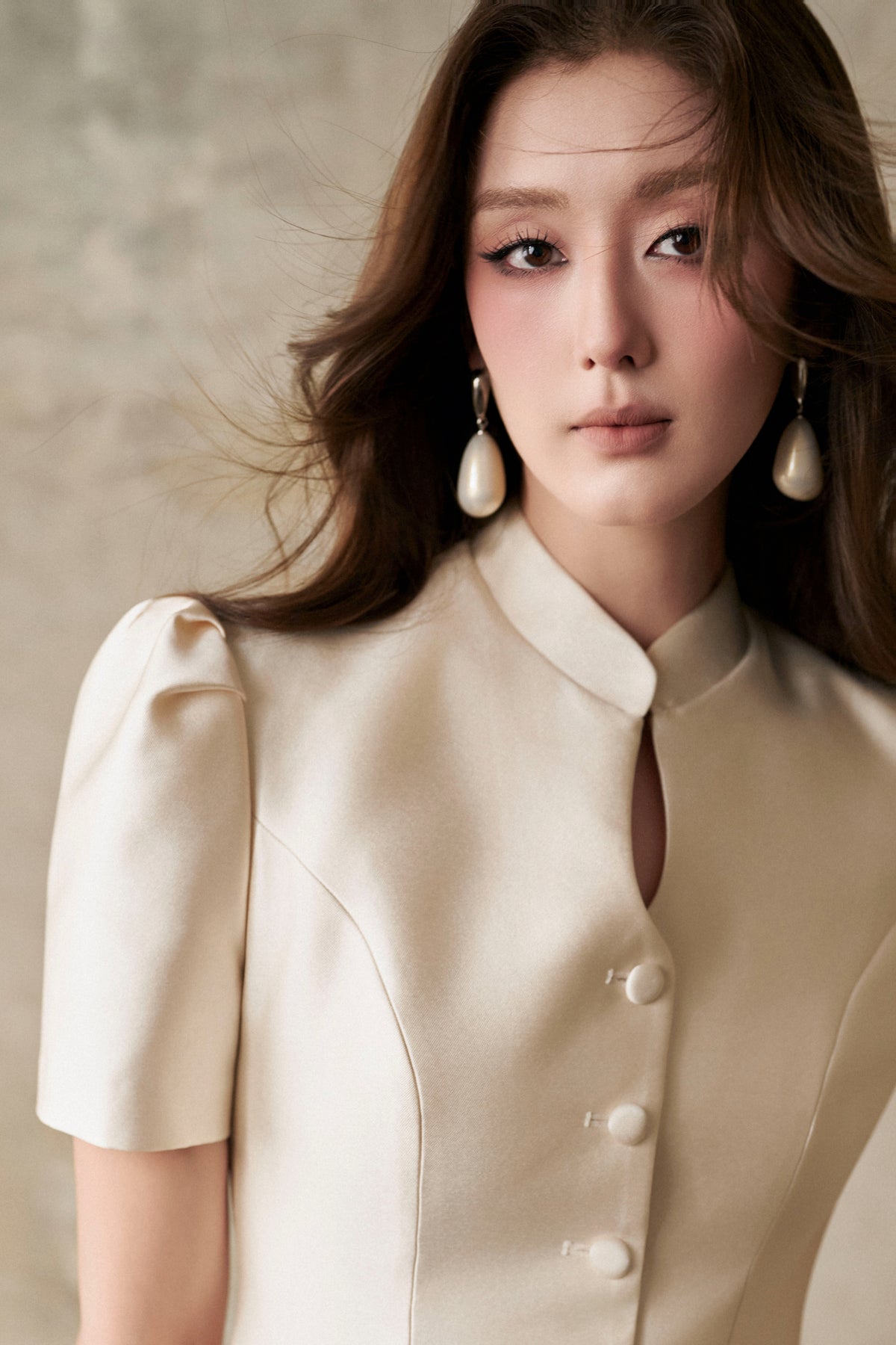 JEOR - ÁO TAFTA CỔ MANDARIN CÚC BỌC TRẮNG KEM IVORY